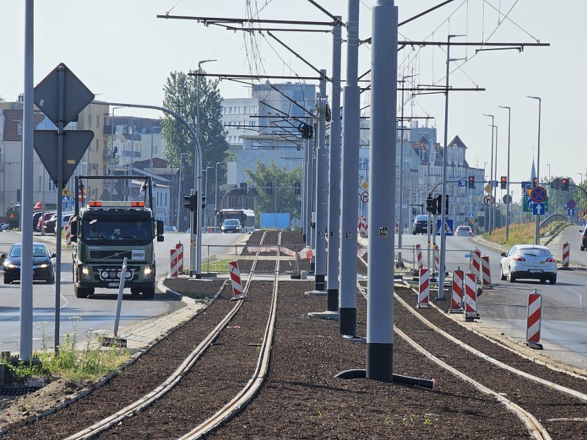 Budowa trasy tramwajowej między centrum Torunia a Jarem jest...
