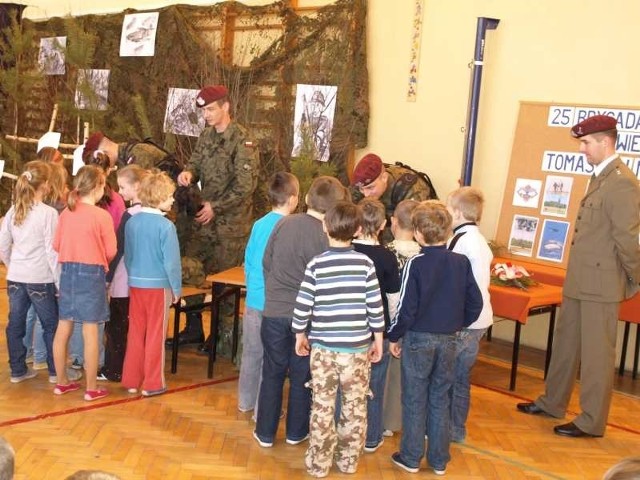 Dzieci były bardzo ciekawe wszystkiego i zasypywały pytaniami żołnierzy 25 Brygady Kawalerii Powietrznej z Tomaszowa Mazowieckiego.