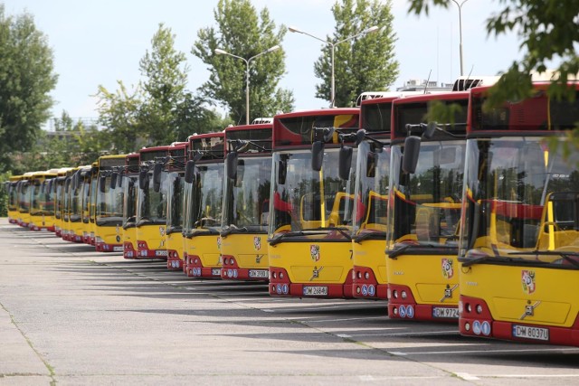 Od 2 września pasażerów wrocławskiego MPK czeka wiele zmian. Zmienią się trasy części linii, inne będą ceny niektórych biletów, powrócą powakacyjne rozkłady jazdy, a do części autobusów będziemy teraz inaczej wsiadali. Szczegóły przedstawiamy na kolejnych slajdach - zobacz posługując się klawiszami strzałek, myszką lub gestami.