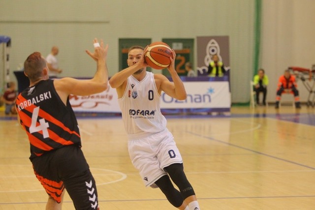 Koszykarze Biofarmu Basketu Poznań przegrali  z Czarnymi Słupsk. Przed meczem pożegnano Adama Metelskiego, który zakończył sportową karierę.Zobacz następne zdjęcie. --->