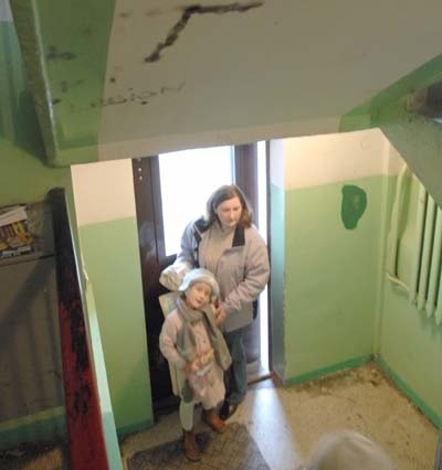 Agnieszka Zapał-Niezborała z córką Dominiką odwiedza matkę w bloku przy ul. Widok. - Mieszkam w podobnym wieżowcu, ale tam nie ma tak strasznego wandalizmu jak tutaj - mówi.