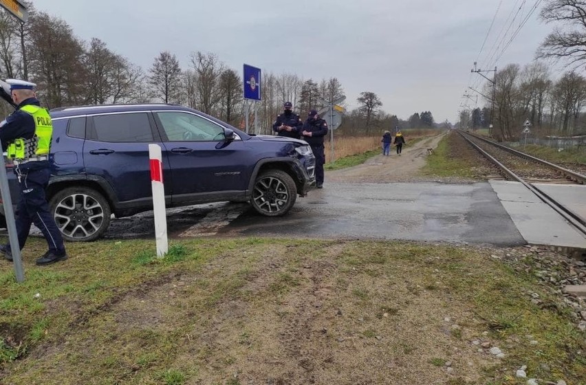 Mężczyzna staranował znak drogowy i zatrzymał się na...