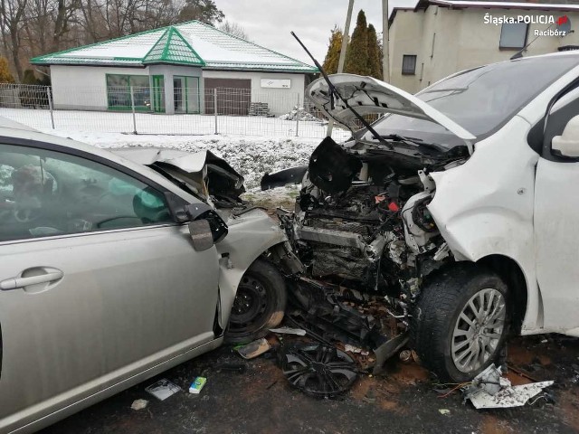 10 rannych osób w poważnym wypadku w Kornowacu, do którego doszło w środę 1 lutego