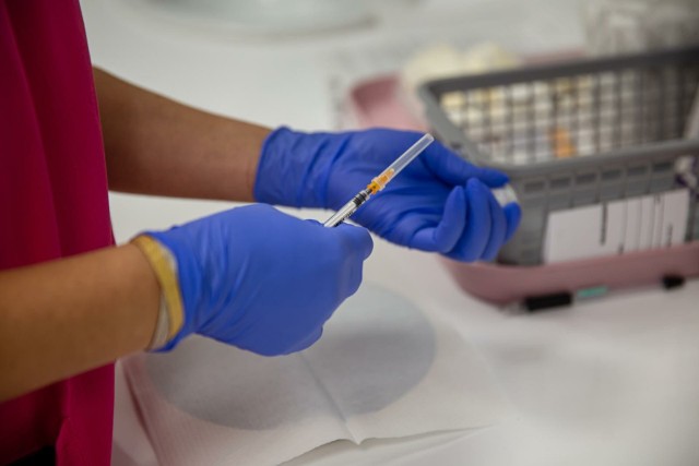 Łodzianie chcą się szczepić nową szczepionką przeciw koronawirusowi firmy Novavax bo chorych przybywa