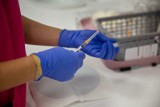 W Łodzi brakuje nowych szczepionek na COVID-19. Zainteresowanie preparatem Novavax jest duże, bo chorych na koronawirusa i zgonów przybywa