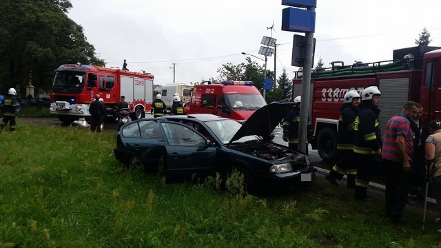 Kolizja w Krzyżanowicach, samochód wjechał w słup.