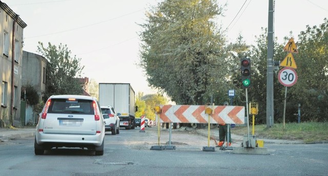 W godzinach szczytu korki ciagną się tutaj nawet na 2 kilometry! Przyczyną jest ruch wahadłowy z powodu remontu nawierzchni.