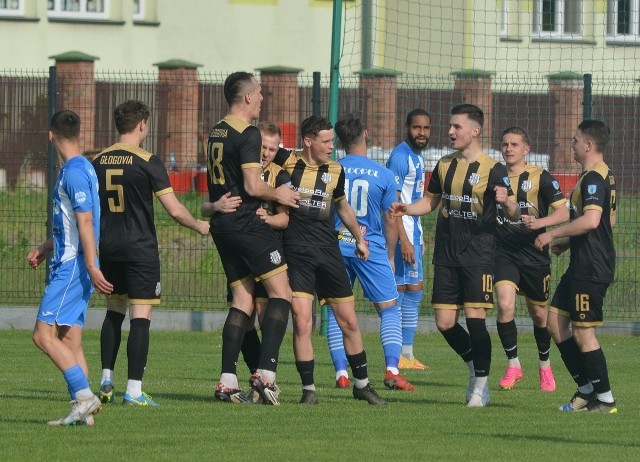 Piłkarze Głogovii (nz. czarne stroje) odkuli się za porażkę na własnym boisku z Izolatorem i przywieźli z Dębicy trzy punkty.