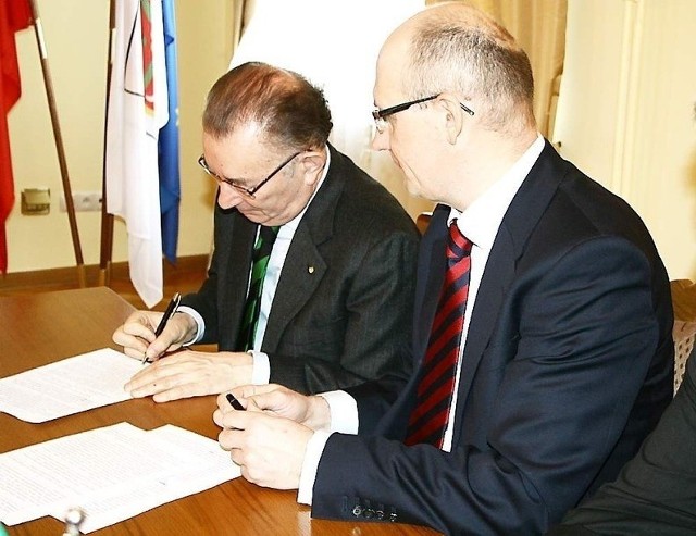 Akt notarialny, który otworzył drzwi do budowy zakładu, podpisano 17 marca 2010 roku w barcińskim ratuszu