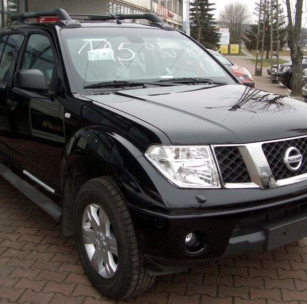 Nissan Navara sugeruje siłę swoim imponującym wyglądem zewnętrznym.