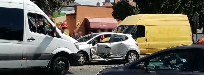 Wypadek w Zielonkach - zderzenie trzech pojazdów na ul....