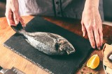 Jak filetować karpia? Sposób na idealną rybę bez ości na święta