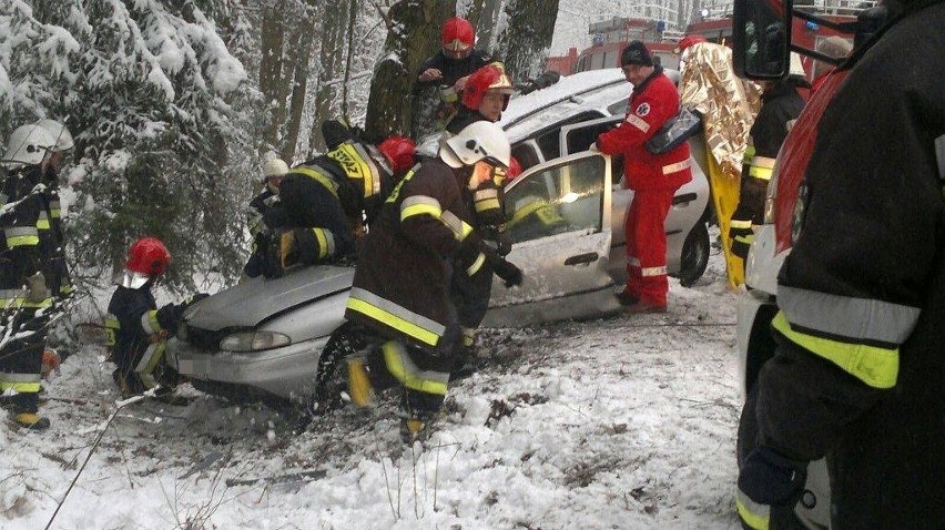 Trzy osoby ranne w wypadku na drodze Prószków - Ochodze.