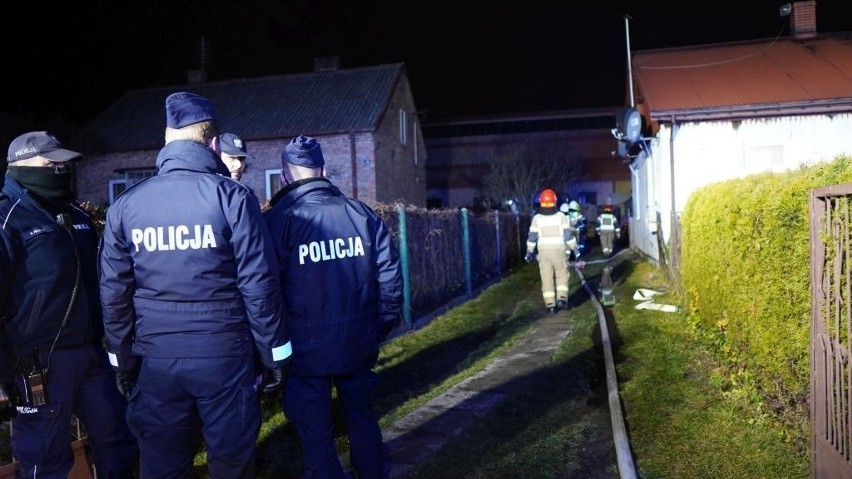 Tragiczny pożar we Włoszczowie w którym zginęło dwoje dzieci. Podczas akcji doszło do agresji wobec strażaków 