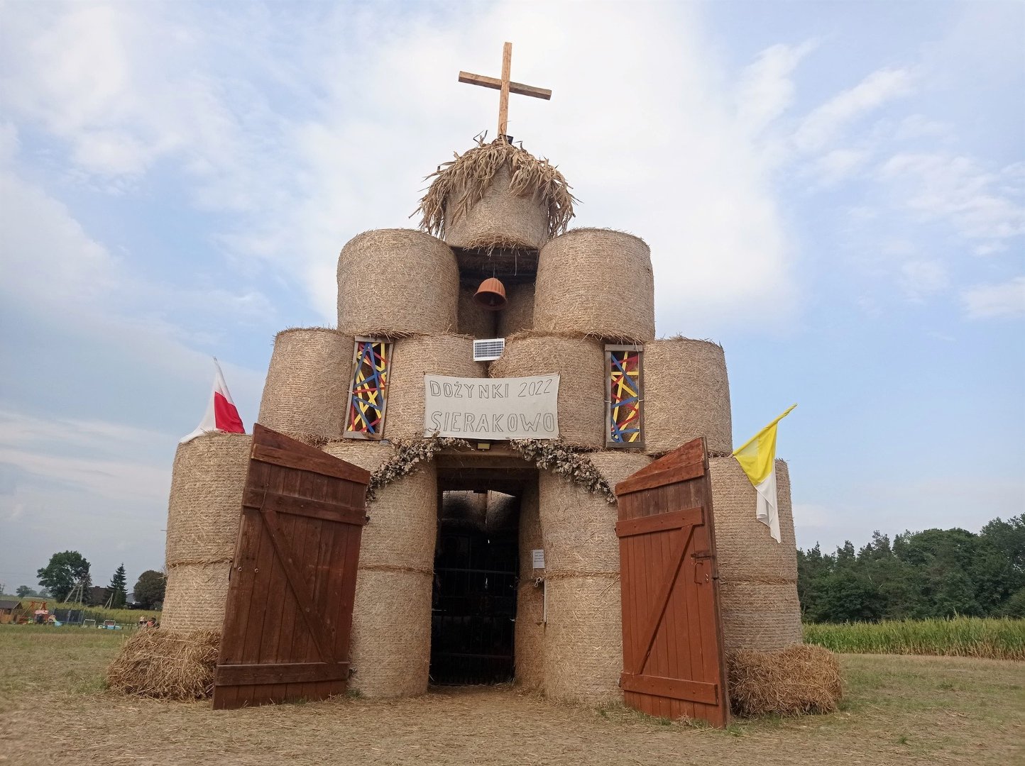 Postawili we wsi kościół ze słomy, jest w nim nawet ksiądz! Takiego witacza  dożynkowego jeszcze nie widzieliście | Gazeta Krakowska
