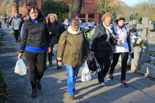 Trzeci już raz członkowie grudziądzkiego klubu nordic walking „Patyczaki” poszli na spacer, którego patronem jest Piotr Mroziński, nieżyjący już harcerz, społecznik i twórca klubu maszerujących z kijkami.W niedzielnym  rajdzie uczestniczyło ponad 20 osób. Jednym z pierwszych punktów na trasie było złożenie kwiatów i ustawienie zniczy na grobie Piotra.Pogoda na dzień (20.11.2016)  | KUJAWSKO-POMORSKIEźródło: TVN Meteo Active