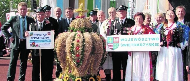 Wieniec z gminy Połaniec pojechał do Pałacu Prezydenckiego Pięknie prezentowała się delegacja z powiatu staszowskiego na dożynkach krajowych w Spale.
