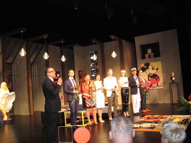 Oklaskom i kwiatom dla aktorów towarzyszył toast szampanem wzniesiony przez dyrektora teatru, Zbignewa Rybkę.
