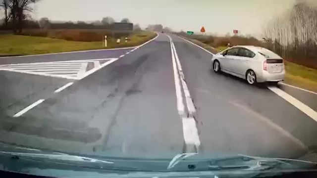Kierowca tego auta nie upewnił się, czy może bezpiecznie wyjechać z drogi podporządkowanej