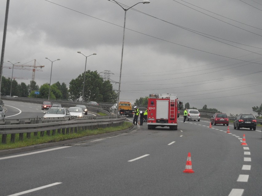 Wypadek na DTŚ w Katowicach. Kobieta uderzyła w barierkę [ZDJĘCIA]