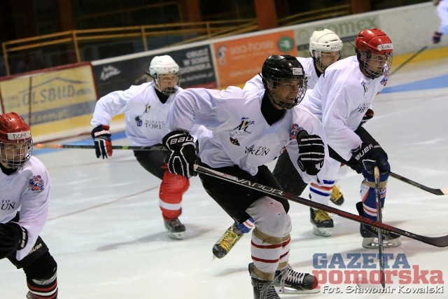 W Toruniu rozpoczał się obóz szkoleniowy z udziałem pięciu trenerów NHL. Była rozgrzewka, rozciąganie i omawianie ćwiczeń.