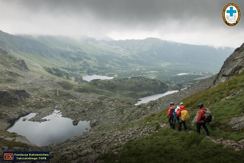 Tatry. Ratownikom TOPR udało się sprowadzić rannego taternika [ZDJĘCIA]