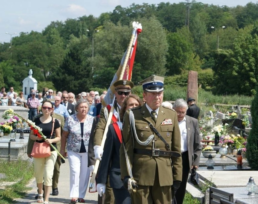 Co rok rocznica śmierci Edwarda Gierka gromadzi na cmentarzu...