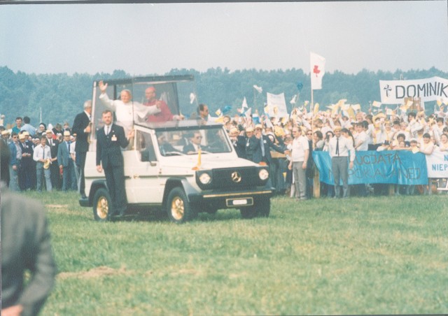 Msza święta na Lublinku zakończyła się po godz. 12. Jan Paweł II przejechał do rezydencji łódzkich biskupów. Tam krótko odpoczął i poszedł na obiad. W rezydencji biskupów łódzkich Jan Paweł II złożył też własnoręczny podpis na dokumencie powołującym Fundusz Ochrony Macierzyństwa im. Stanisławy Leszczyńskiej.  Po obiedzie i odpoczynku w Pałacu Biskupim Ojciec Święty udał się do katedry na spotkanie z przedstawicielami świata nauki i kultury. Na Placu Katedralnym na papieża czekały tłumy. By się tam dostać, trzeba było mieć specjalną kartę. Dostało je około 20 tys. łodzian. Kolejnych 6 tys. znalazło się w katedrze.  Nie była przewidziana homilia Jana Pawła II, ale papież przemówił do przedstawicieli łódzkiej inteligencji.