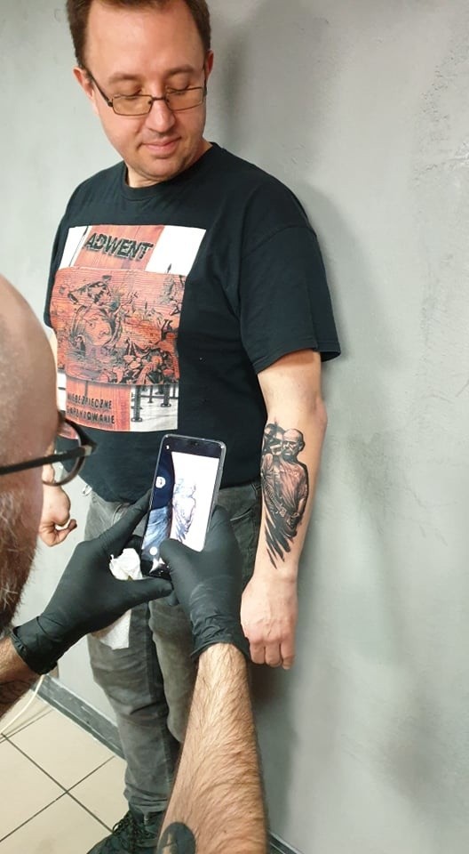 Robert Brylewski tatuowany na skórze w nowym wideoklipie zespołu Dizel
