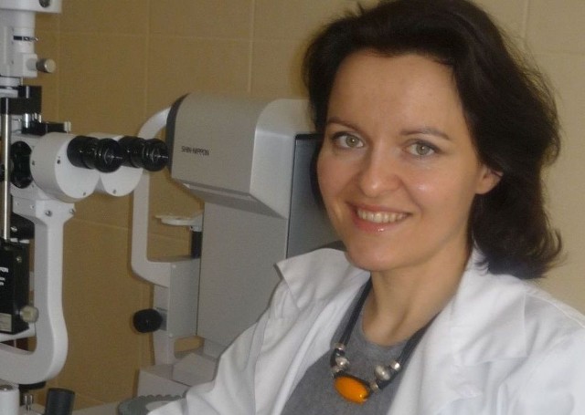 Przygoda z okulistyką doktor Adeli Justyńskiej rozpoczęła się od zagranicznych staży.  W ich trakcie zdobyła bogate doświadczenie.