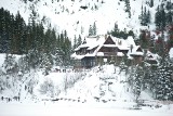 Tatry: Turyści chodzili po cienkim lodzie Morskiego Oka. Tragedia była blisko? [FILM]