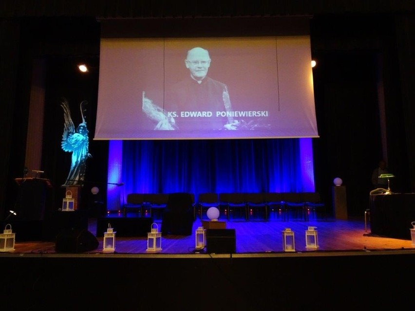 Koncert zaduszkowy w Radomiu zgromadził bliskich i przyjaciół osób zmarłych w 2020 i 2021 roku. Przygotował go Amatorski Teatr Proscenium