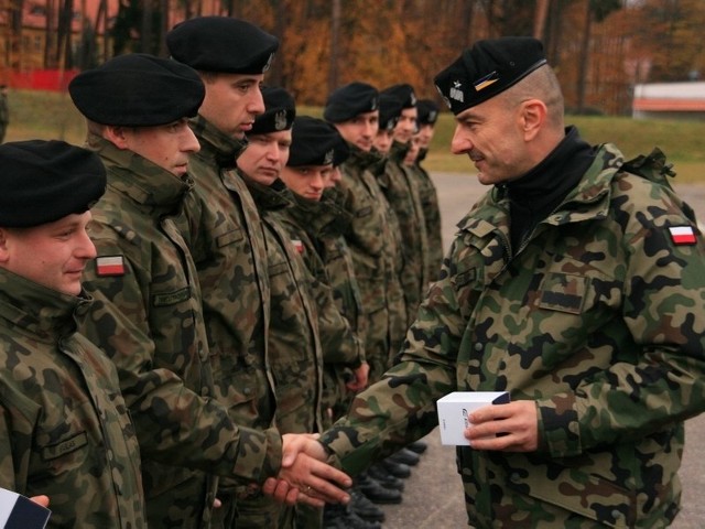 Dowódca międzyrzeckiej brygady gen. bryg. Rajmund T. Andrzejczak (z prawej)  nagrodził najlepszych przeciwlotników.