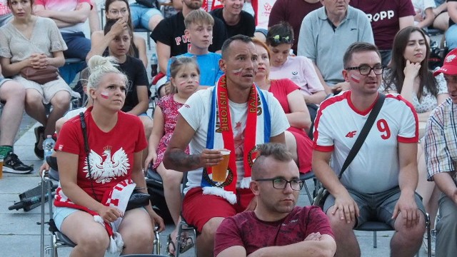 W sobotę wieczorem strefa kibica przed ratuszem w Koszalinie znowu zapełniła się miłośnikami piłki nożnej. Wszyscy przyszli, by obejrzeć mecz Polski z Hiszpanią w ramach Euro 2020. Zobacz zdjęcia!