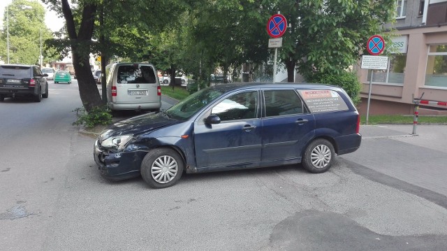 Dwaj siedemnastolatkowie zostali przewiezieni do szpitala po wypadku, do którego doszło o 8.15 na ulicy Sienkiewicza w Opolu. Według wstępnych ustaleń policjantów 57-letni kierowca forda focusa wymusił pierwszeństwo na skuterze, którym jechali nastolatkowie.