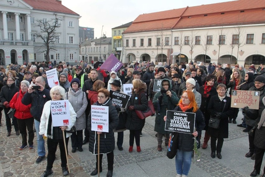 Międzynarodowy Strajk Kobiet w Kielcach. Wzięły udział setki kobiet 