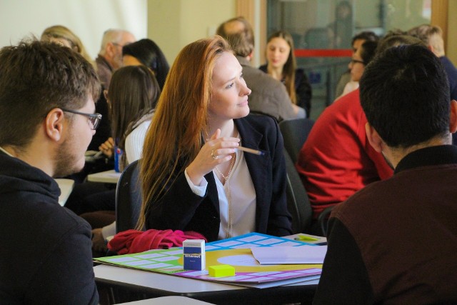 Wielu studentów poznańskich uczelni ma problem ze zrealizowaniem praktyk. Jest to związane z pandemią koronawirusa, która powoduje, że pracodawcy nie chcą przyjmować do firm osób z zewnątrz, tłumacząc, że wiąże się to z zagrożeniem epidemiologicznym.