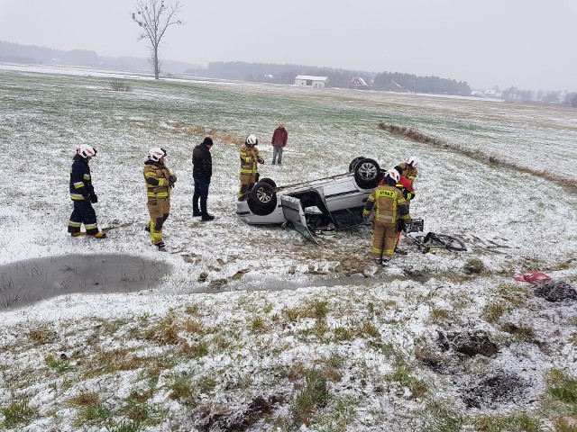 Sobota, godz. 13:32Zdarzenie miało miejsce na drodze krajowej nr 19, nieopodal Zwierek. Kierujący stracił kontrolę nad pojazdem, znalazł się poza jezdnią i został  przetransportowany do szpitala