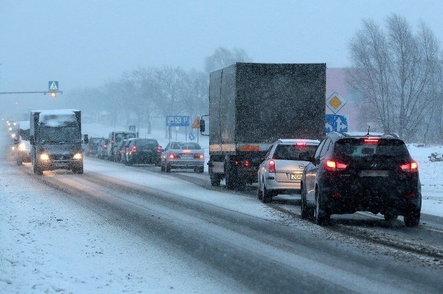 W Szczecinie i w okolicach spadł śnieg, drogi są jednak przejezdne