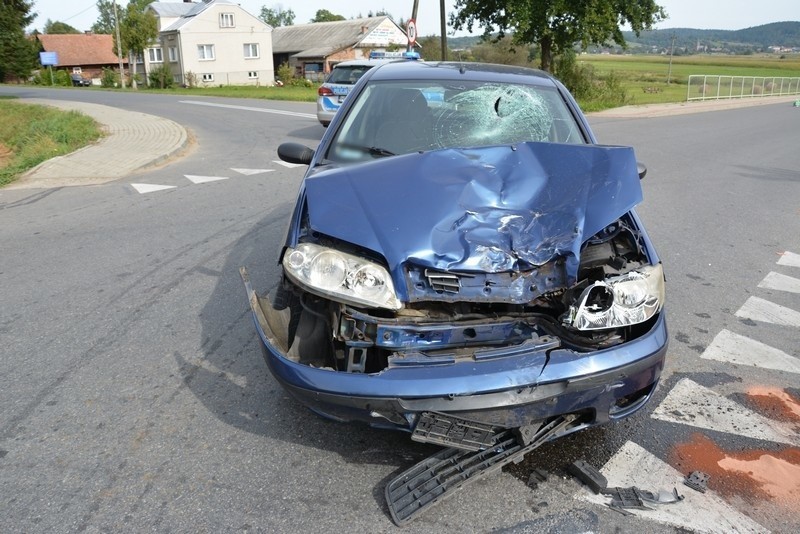 Wypadek w Bziance. 22-letni kierujący jednośladem poważnie ranny. 72-letni kierowca fiata nie udzielił pierwszeństwa [ZDJĘCIA]