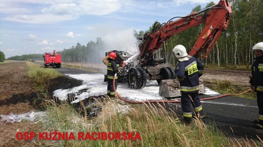 W Kuźni Raciborskiej spłonęła koparka. Gaszoną ją m.in. z...