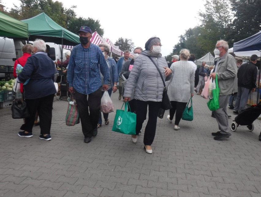 Na czwartkowe zakupy na targowisko Korej przychodzą tłumy,...