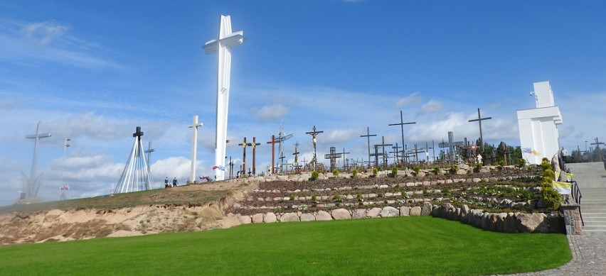 Święta Woda. Na wzgórzu przy sanktuarium Matki Bożej Bolesnej stoi tysiące krzyży. Zostawiali je pielgrzymi z całej Polski. 