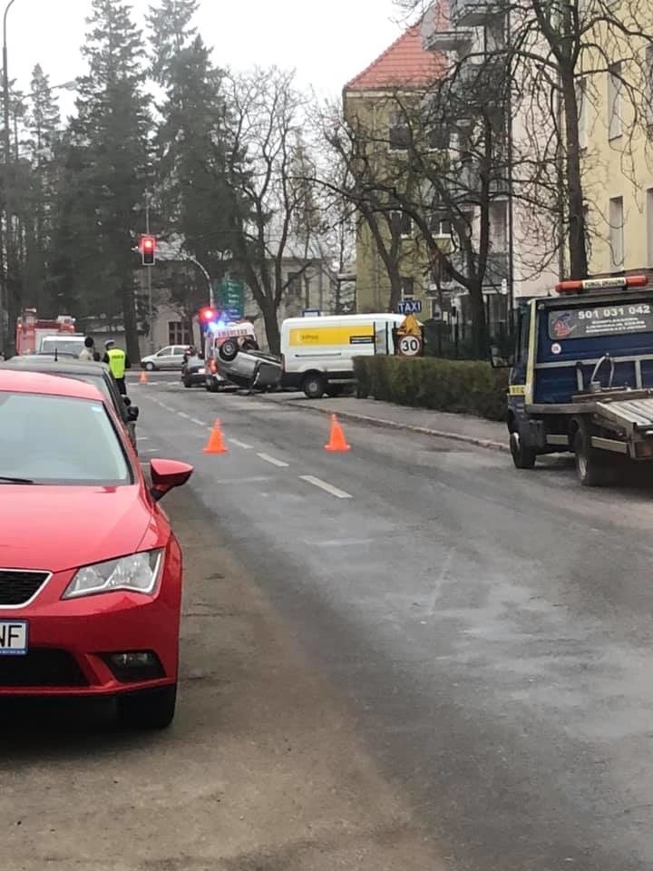 Osobówka dachowała na ul. Dojazd w Poznaniu. Nie ma...