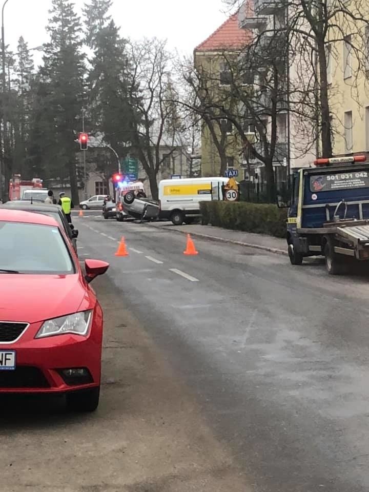 Wypadek w Poznaniu. Samochód osobowy dachował na ul