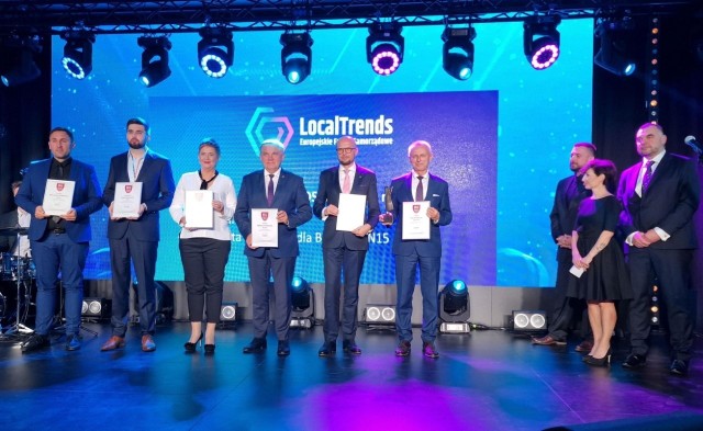 Prezydent Ryszard Brejza (pierwszy z prawej)ze  statuetką i dyplomem zwycięzcy rankingu "Newsweeka" podczas Europejskiego Forum Samorządowego Local Trends