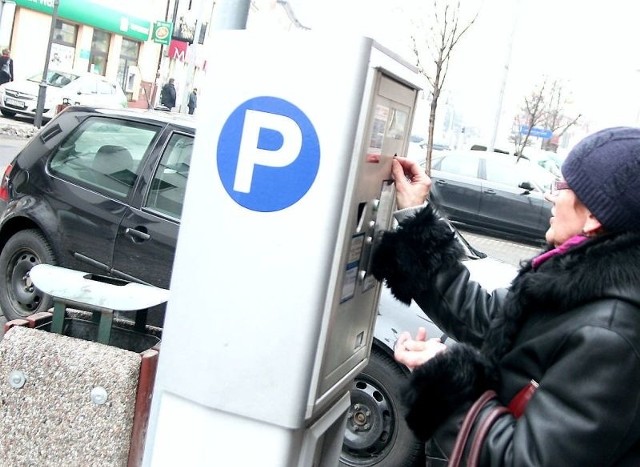 - Przydałoby się w mieście więcej miejsc parkingowych, jestem za rozszerzeniem strefy - mówi Elżbieta Frątczak, parkująca auto na ul. Kościuszki