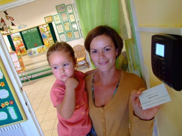Krystyna Rup z córką Kamilą przetestowała czytnik jako jedna z pierwszych mam. - Działa szybko, a kartę można schować do portfela, bo nie zajmuje dużo miejsca - mówi.