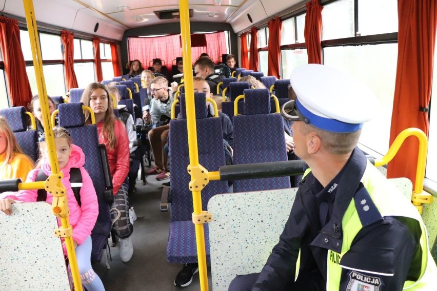 Lekcja ruchu drogowego w szkolnym autobusie w Sukowie [ZDJĘCIA] 