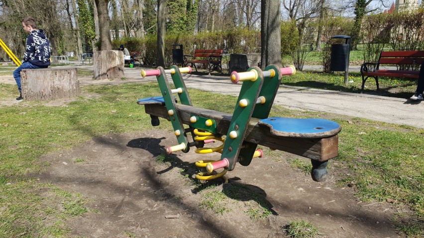 Plac zabaw w strzeleckim parku jest wyłączony z użytkowania,...